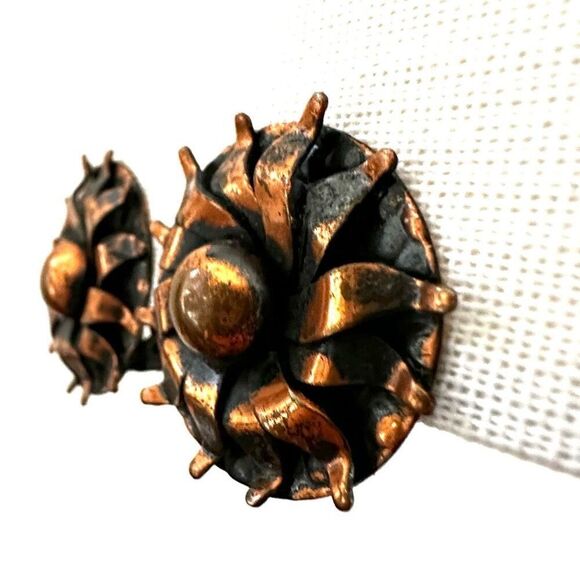 Vintage copper floral clip on earrings - Picture 5 of 6